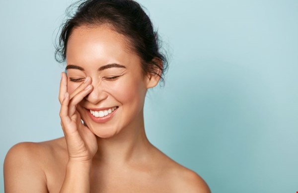 4 dagelijkse gewoontes die een droge huid verergeren 4 dagelijkse gewoontes die een droge huid verergeren